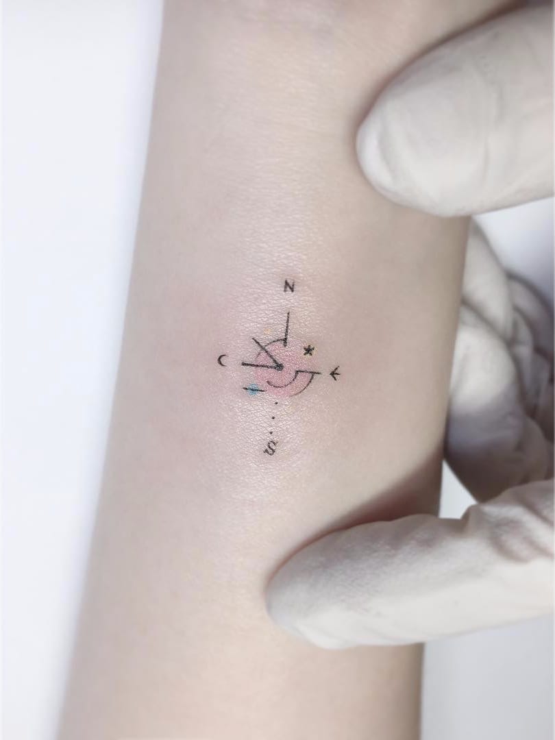 Por Playground Tattoo #PlaygroundTattoo #gringo #cute #fofo #minimalista #minimalist #small #pequeno #fineline #bussola #compass