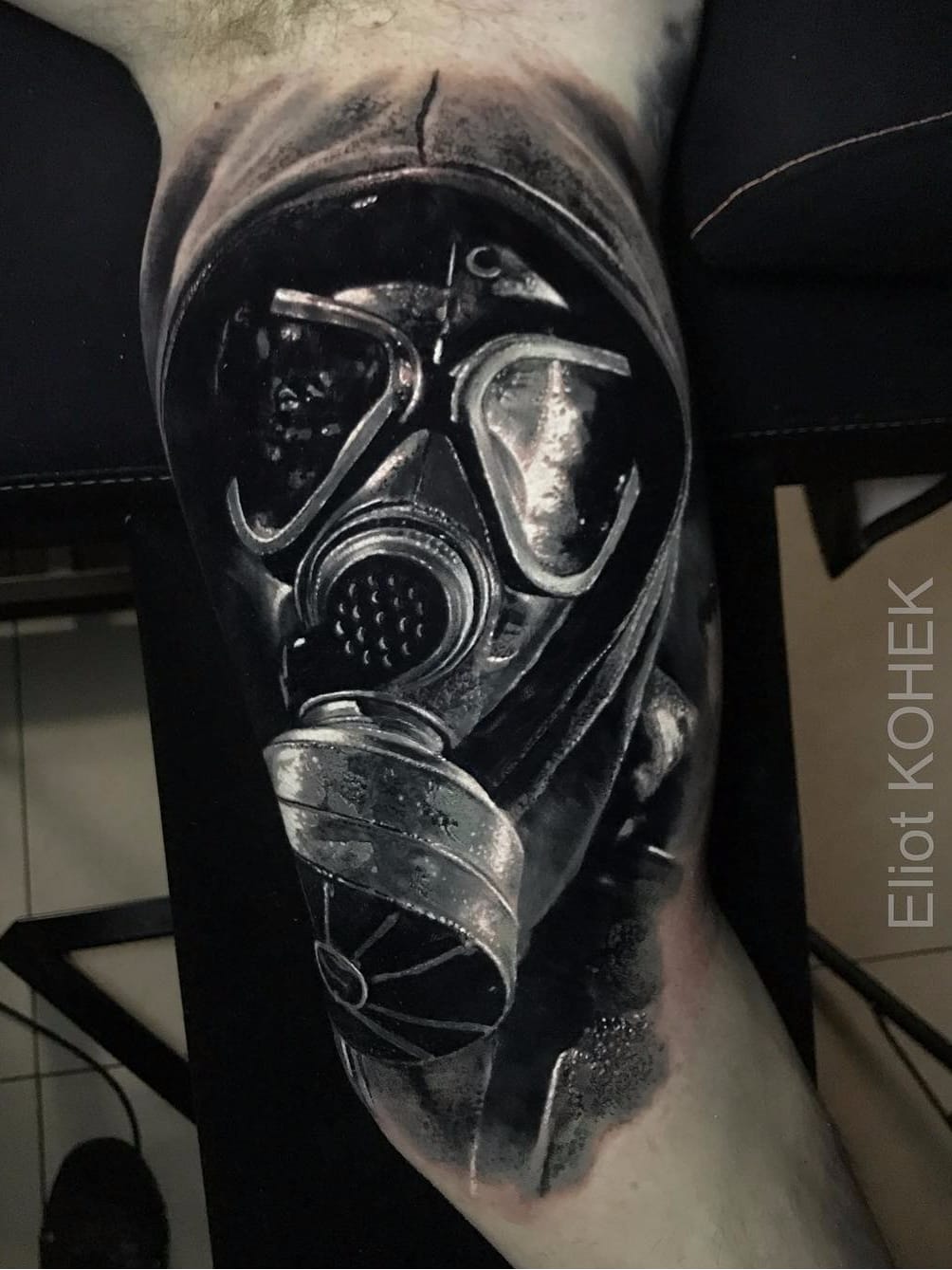 Por Eliot Kohek #EliotKohek #gringo #realismo #realism #pretoecinza #blackandgrey #mask #mascara #mascaradegas #gasmask