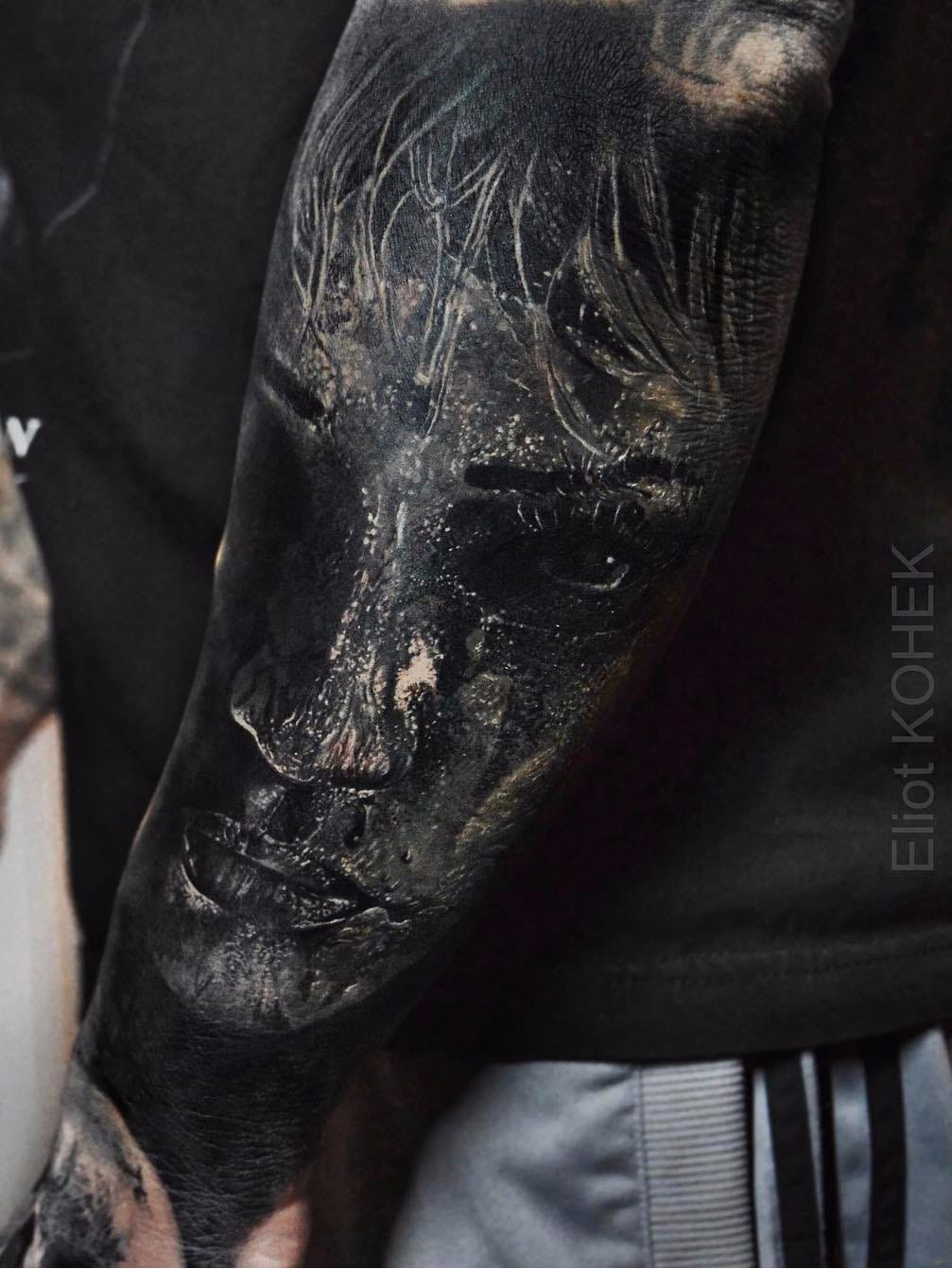 Por Eliot Kohek #EliotKohek #gringo #realismo #realism #pretoecinza #blackandgrey #rosto #face #woman #mulher #retrato #portrait #dark #terror #horror