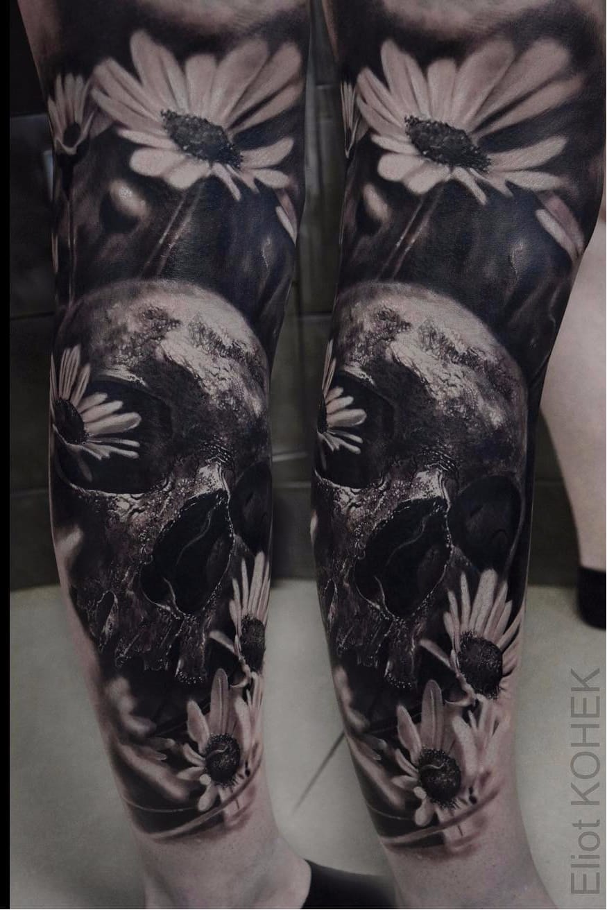 Por Eliot Kohek #EliotKohek #gringo #realismo #realism #pretoecinza #blackandgrey #skull #caveira #cranio #flor #flower #dark