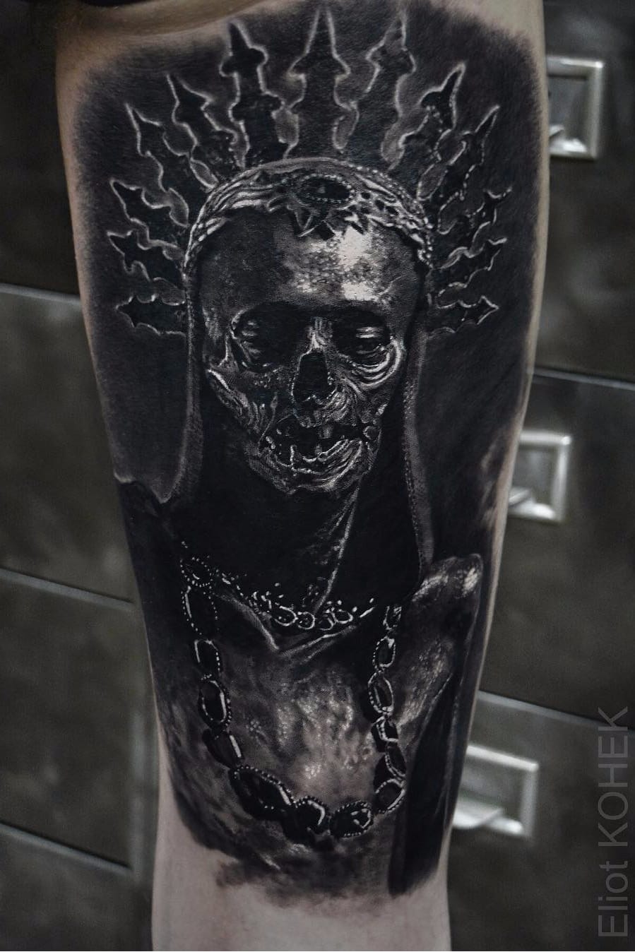 Por Eliot Kohek #EliotKohek #gringo #realismo #realism #pretoecinza #blackandgrey #skull #caveira #coroa #crown #joias #jewelry #dark #horror #terror