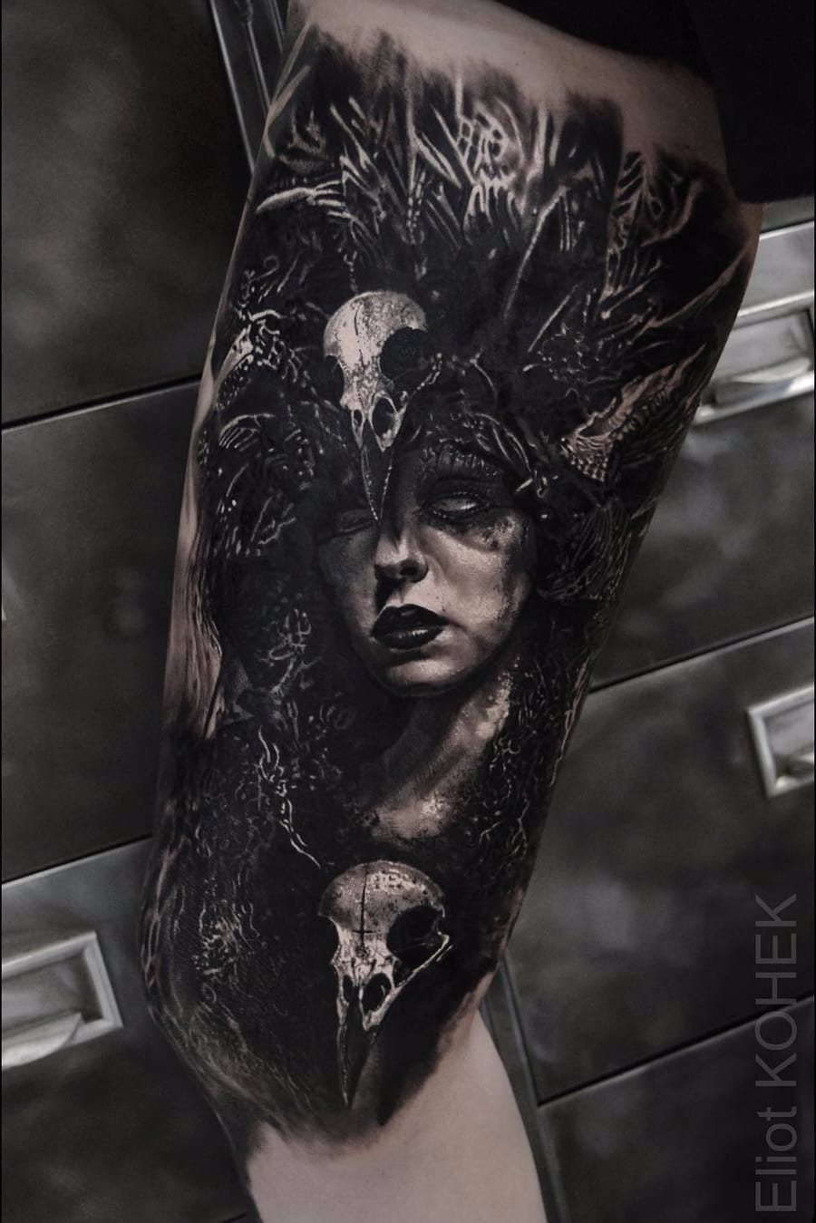 Por Eliot Kohek #EliotKohek #gringo #realismo #realism #pretoecinza #blackandgrey #woman #mulher #skull #caveira #dark #terror #horror #bruxa #witch #bruxaria #witchcraft