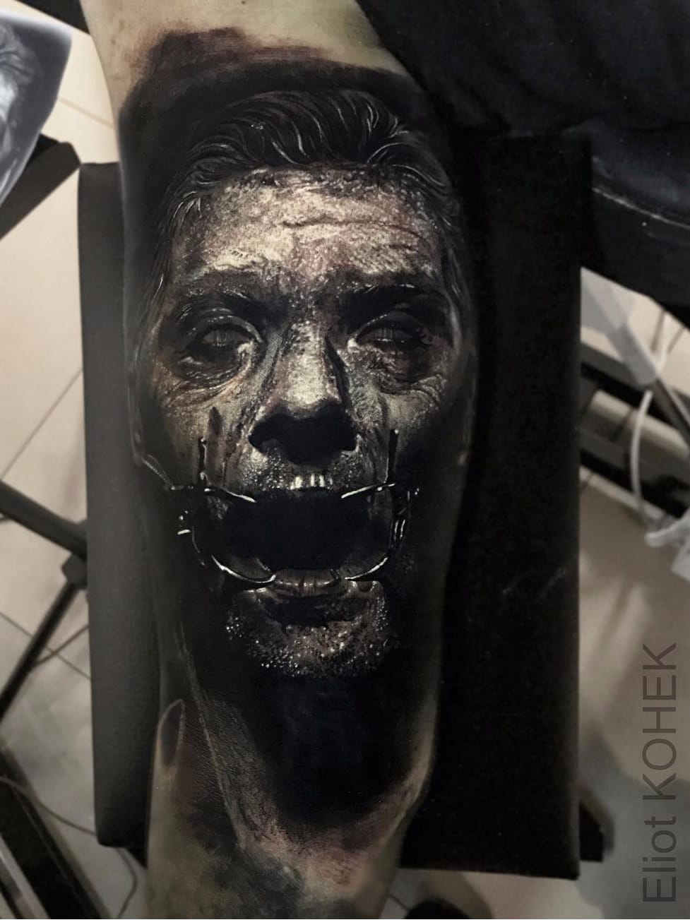 Por Eliot Kohek #EliotKohek #gringo #realismo #realism #pretoecinza #blackandgrey #man #homem #zombie #zumbi #dark #terror #horror #demon #demonio