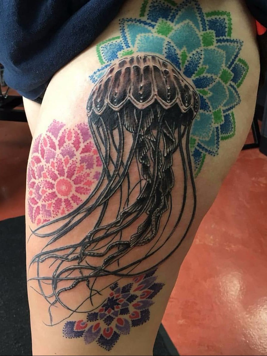Por Bobby O'Shea #BobbyOShea #aguaviva #jellyfish #jellyfishtattoo #mandala #pontilhismo #dotwork #blackandgrey #pretoecinza