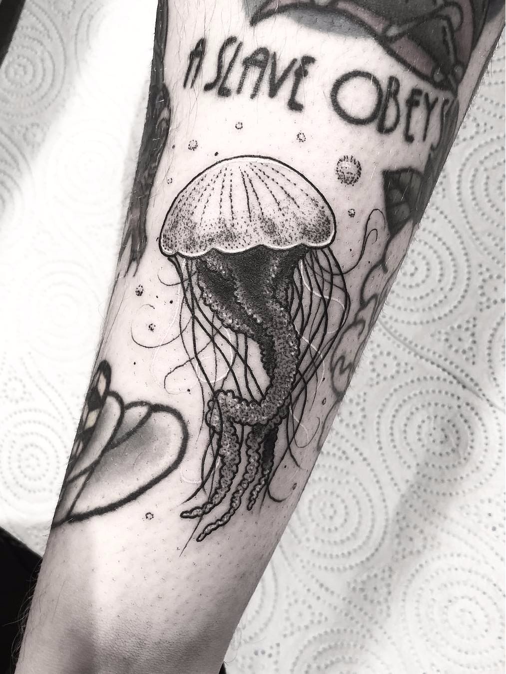 Por Callum Forster #CallumForster #aguaviva #jellyfish #jellyfishtattoo #blackwork #pontilhismo #dotwork #bolhas #bubbles
