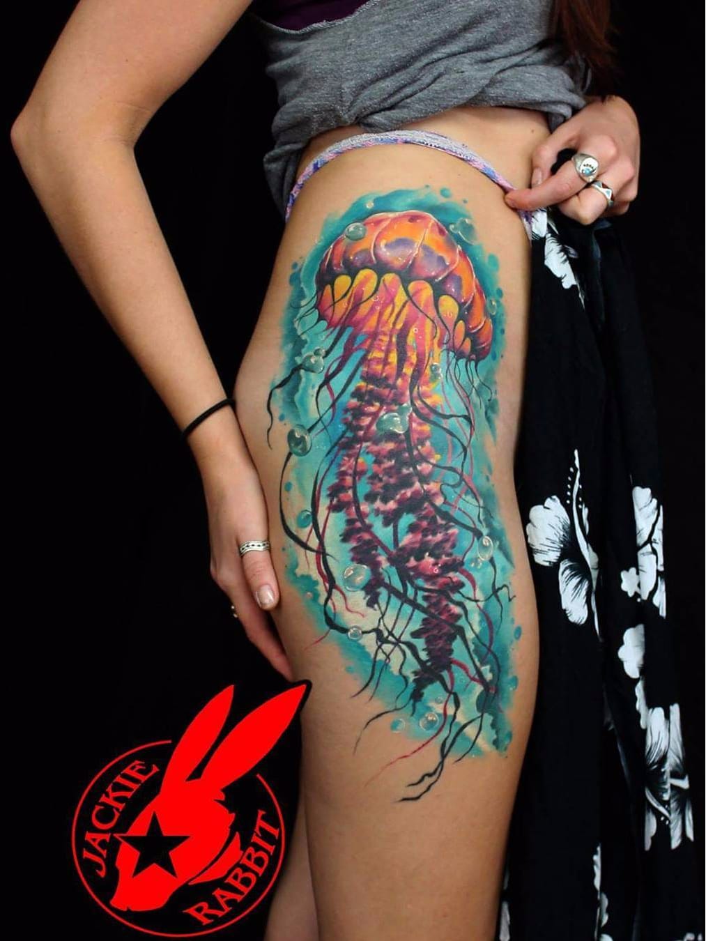 Por Jackie Rabbit #JackieRabbit #aguaviva #jellyfish #jellyfishtattoo #colorida #colorful #realismo #realism #realismocolorido #mar #ocean #sea #bubbles #bolhas