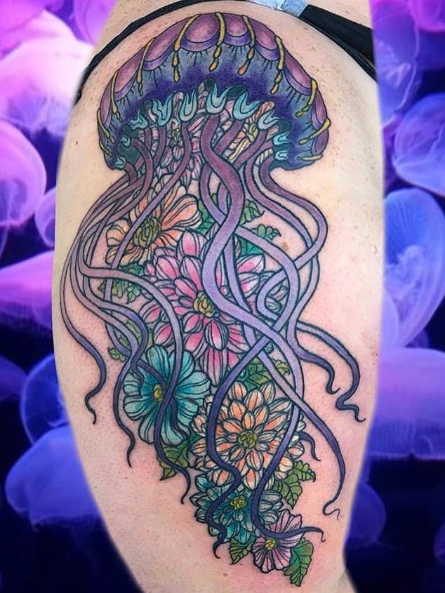 Por Rebecca Smith #RebeccaSmith #aguaviva #jellyfish #jellyfishtattoo #flor #flower #colorida #colorful
