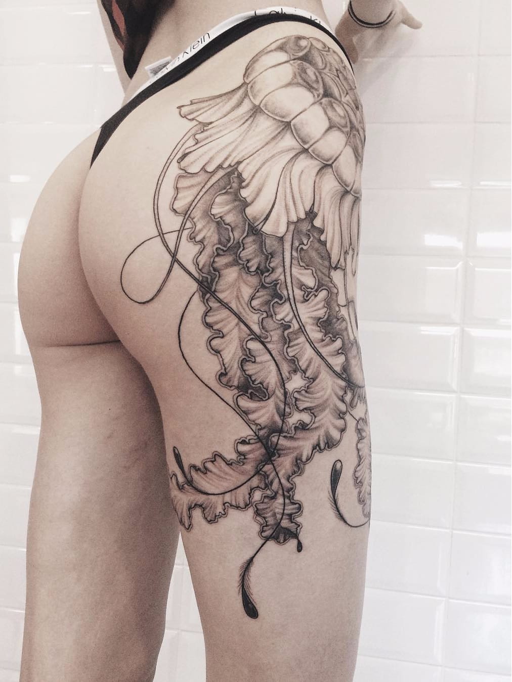 Por Remova Zhenya #RemovaZhenya #aguaviva #jellyfish #jellyfishtattoo #blackwork #realismo #realism #pretoecinza #blackngrey