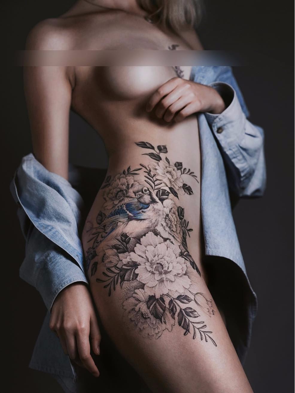 Por Tritoan Ly #TritoanLy #gringo #blackwork #fineline #botanica #botanical #flor #flower #delicate #delicada #passaro #bird #ave #pontilhismo #dotwork #folha #leaf