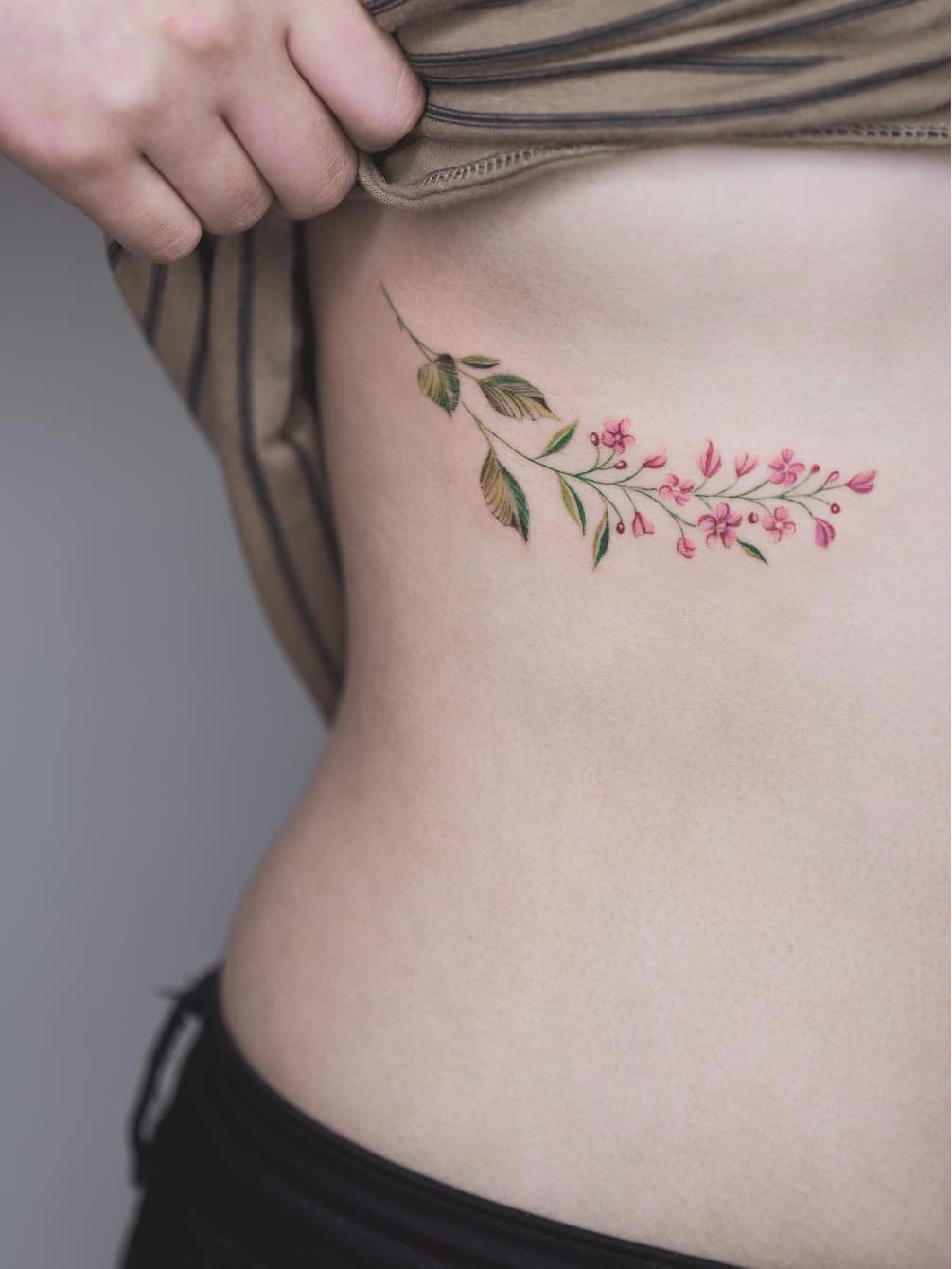 Por Tritoan Ly #TritoanLy #gringo #fineline #botanica #botanical #flor #flower #delicate #delicada #colorido #colorful #folha #leaf