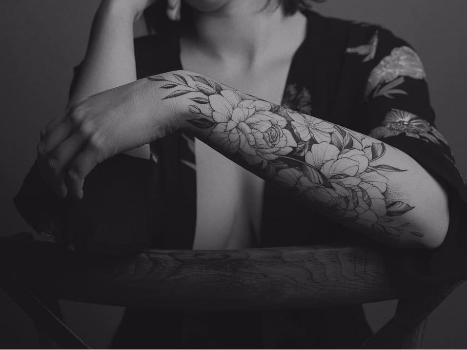 Por Tritoan Ly #TritoanLy #gringo #fineline #botanica #botanical #flor #flower #delicate #delicada #blackwork #pontilhismo #dotwork #folha #leaf