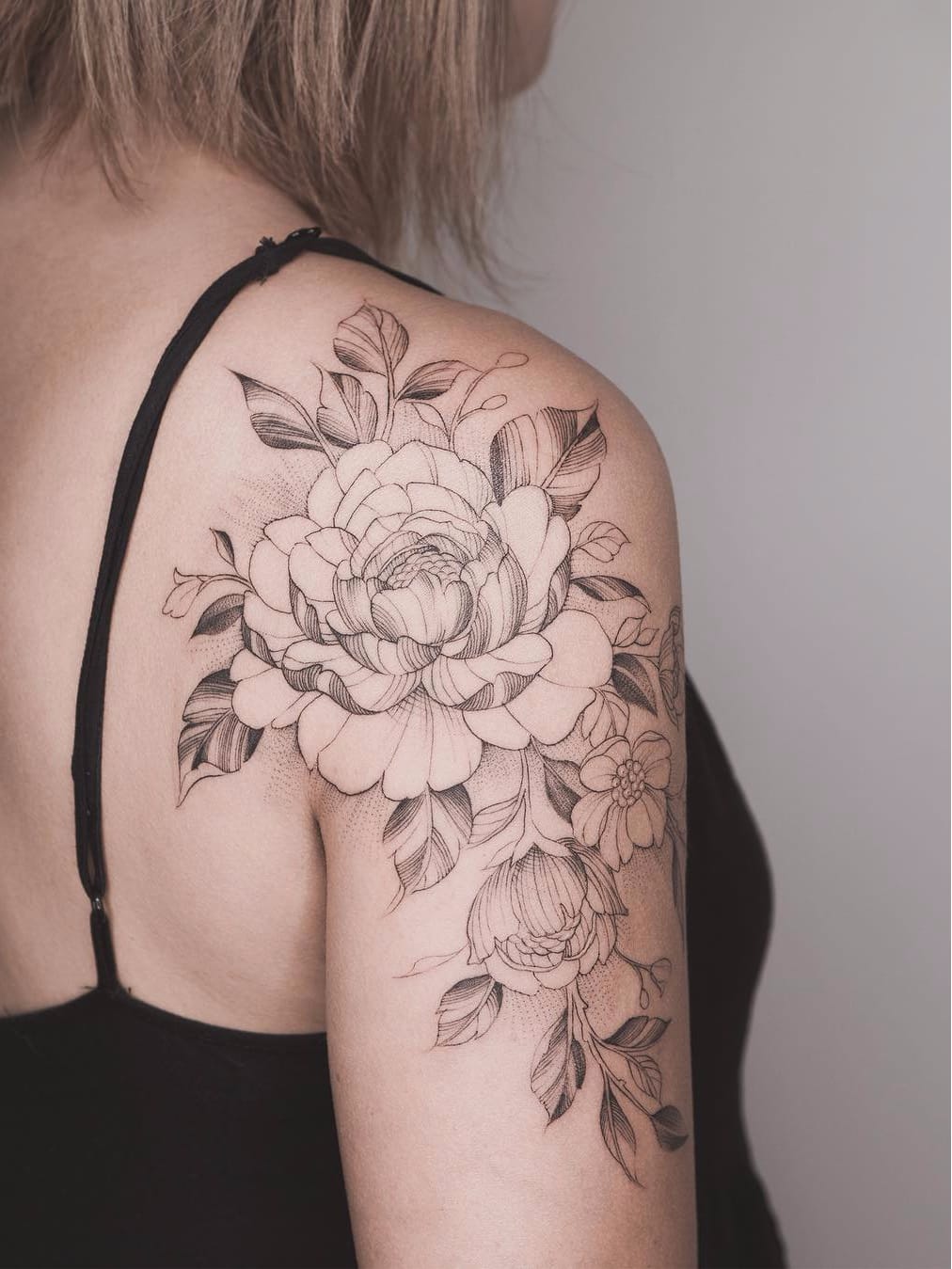 Por Tritoan Ly #TritoanLy #gringo #fineline #botanica #botanical #flor #flower #delicate #delicada #blackwork #pontilhismo #dotwork #folha #leaf