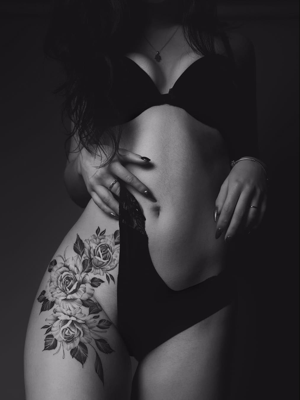 Por Tritoan Ly #TritoanLy #gringo #fineline #botanica #botanical #flor #flower #delicate #delicada #blackwork #folha #leaf #rosa #rose #pontilhismo #dotwork