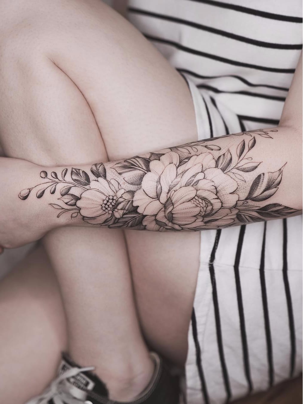 Por Tritoan Ly #TritoanLy #gringo #fineline #botanica #botanical #flor #flower #delicate #delicada #blackwork #pontilhismo #dotwork #folha #leaf