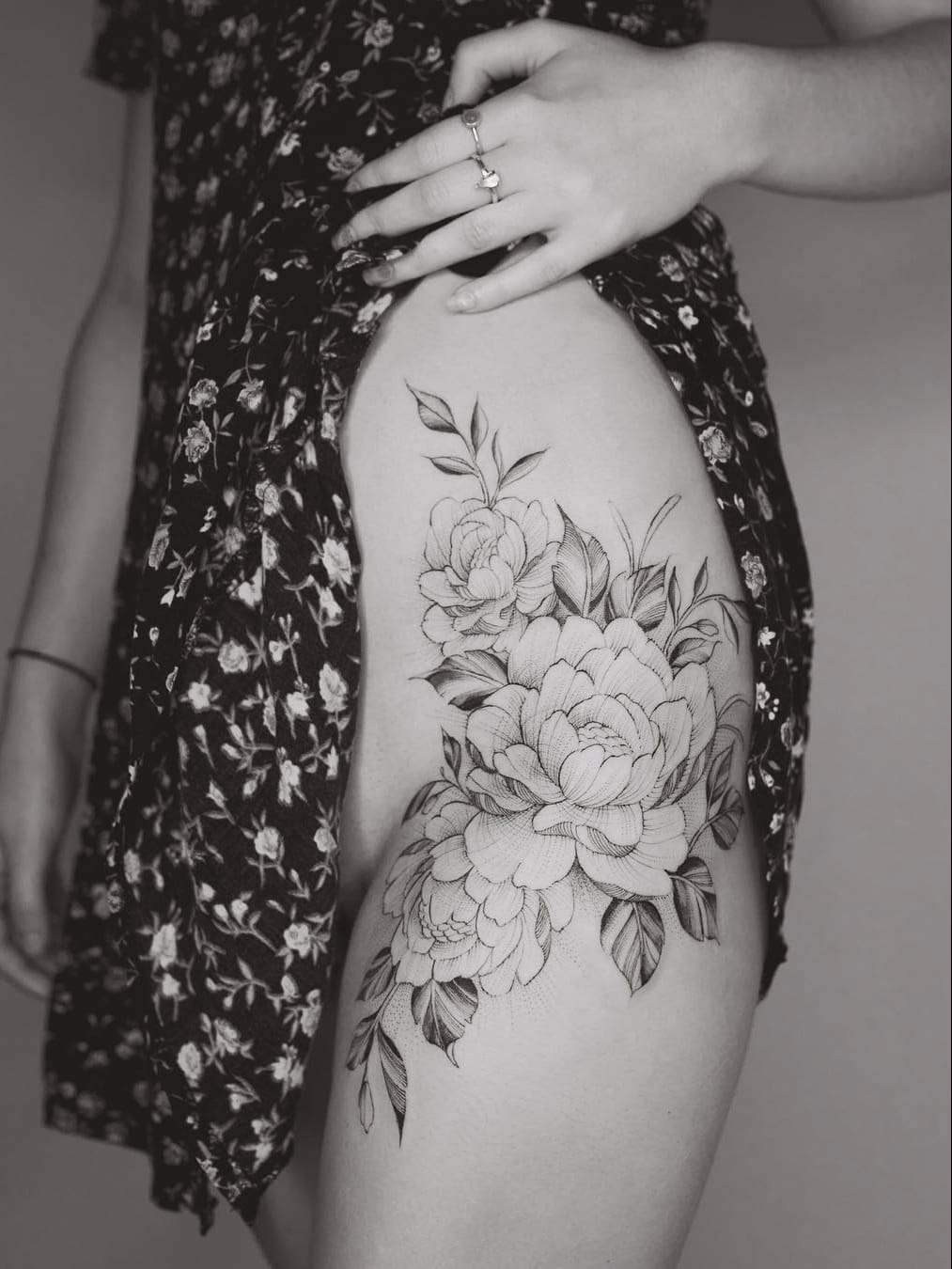 Por Tritoan Ly #TritoanLy #gringo #fineline #botanica #botanical #flor #flower #delicate #delicada #blackwork #pontilhismo #dotwork #folha #leaf