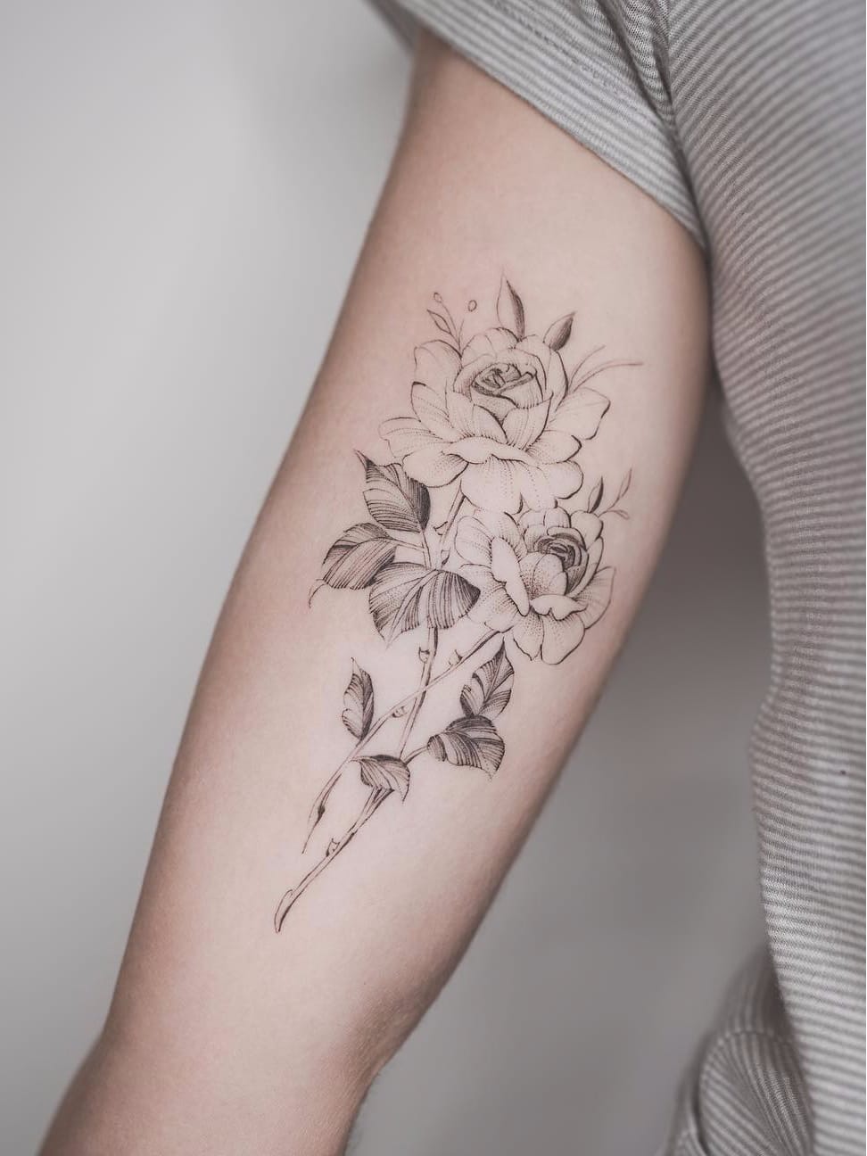 Por Tritoan Ly #TritoanLy #gringo #fineline #botanica #botanical #flor #flower #delicate #delicada #blackwork #pontilhismo #dotwork #rosa #rose #folha #leaf