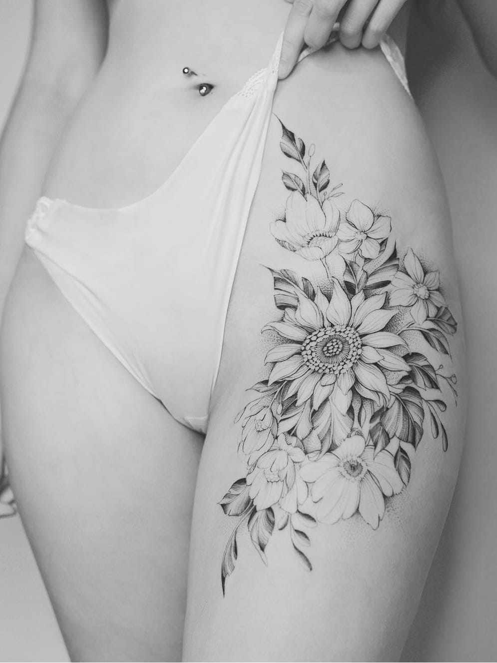 Por Tritoan Ly #TritoanLy #gringo #fineline #botanica #botanical #flor #flower #delicate #delicada #blackwork #pontilhismo #dotwork #folha #leaf