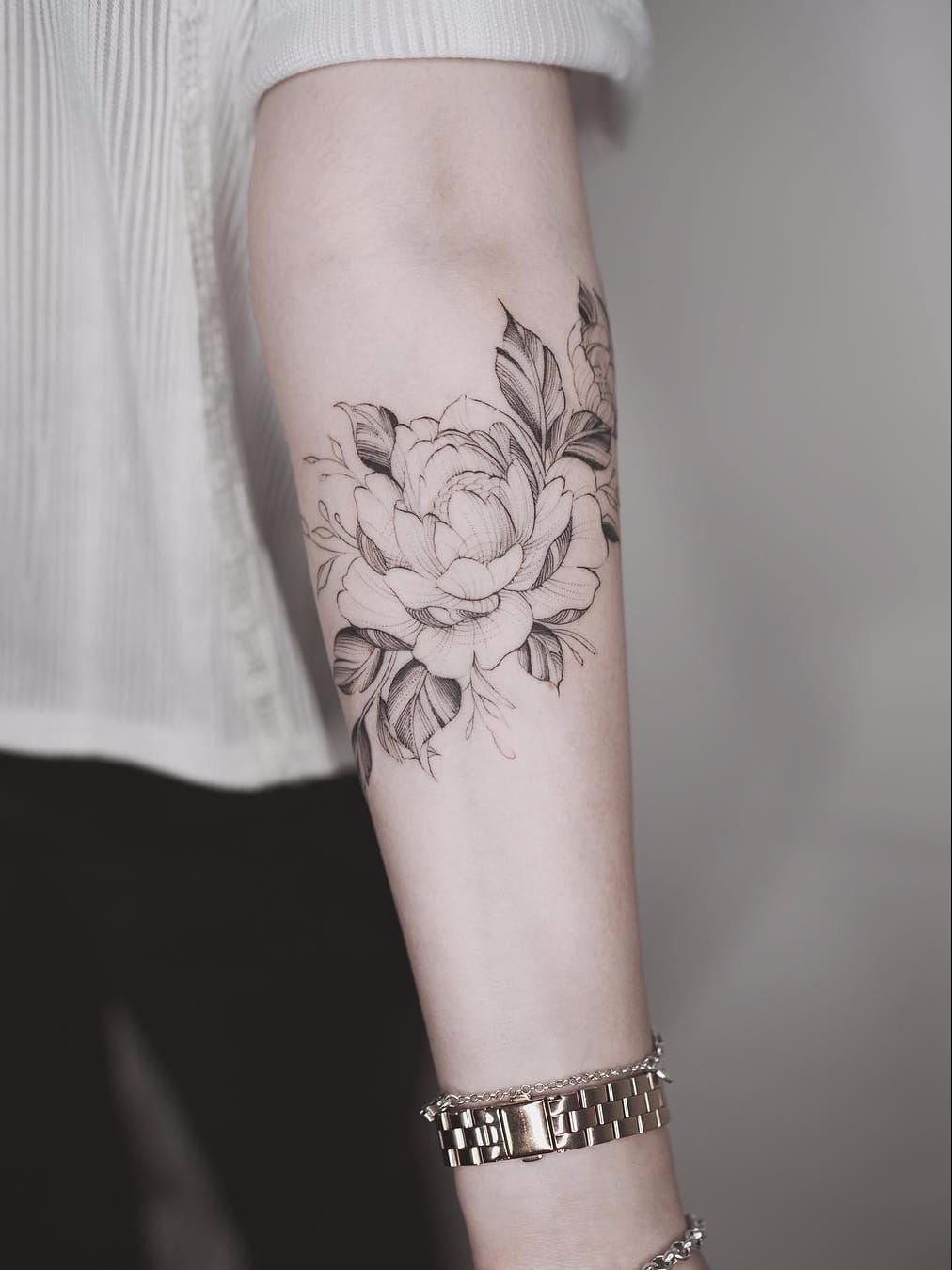 Por Tritoan Ly #TritoanLy #gringo #fineline #botanica #botanical #flor #flower #delicate #delicada #blackwork #pontilhismo #dotwork #folha #leaf