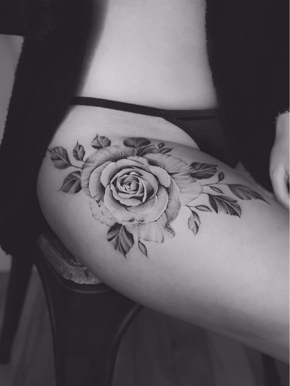 Por Tritoan Ly #TritoanLy #gringo #fineline #botanica #botanical #flor #flower #delicate #delicada #blackwork #dotwork #pontilhismo #folha #leaf #rosa #rose