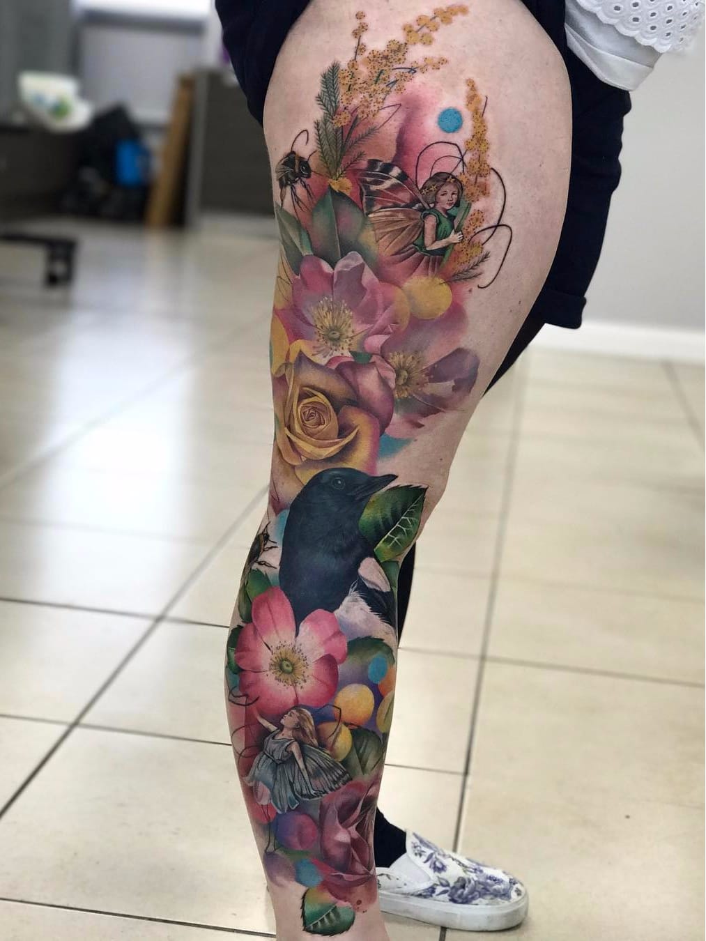Por Freddie Albrighton #FreddieAlbrighton #gringo #colorido #colorful #realismo #realism #realismocolorido #flower #flor #passaro #ave #bird #fada #fairy #nature #natureza #folha #leaf #abelha #bee