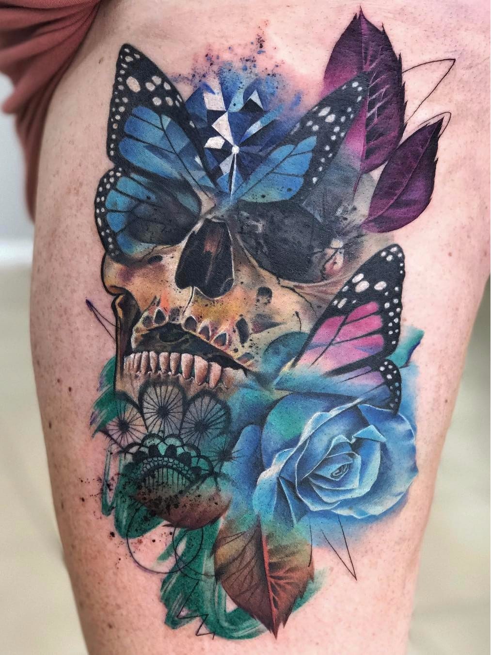 Por Freddie Albrighton #FreddieAlbrighton #gringo #colorido #colorful #realismo #realism #realismocolorido #flor #flower #caveira #skull #cranio #grafico #graphic #rosa #rose #watercolor #aquarela #borboleta #butterfly