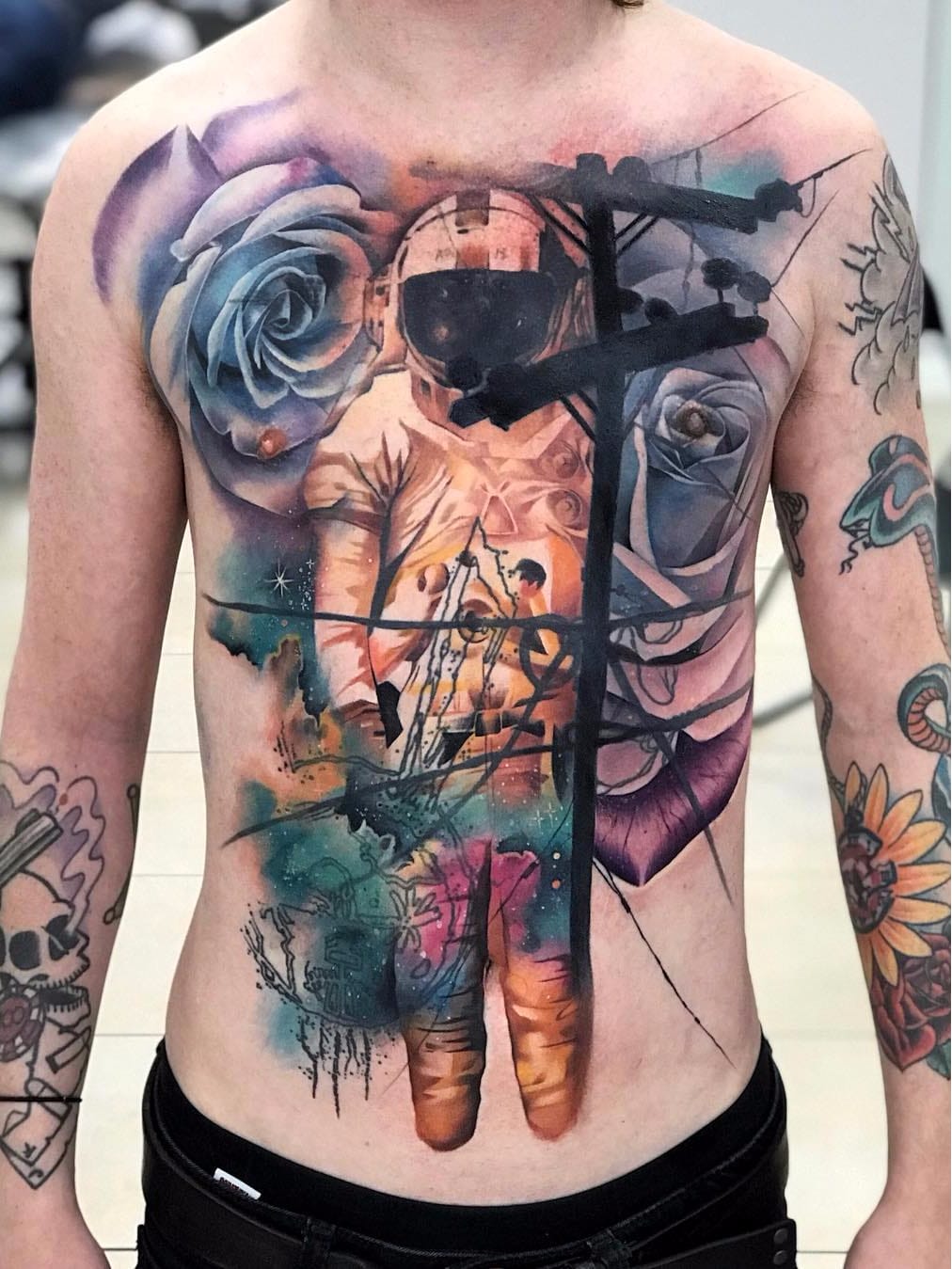 Por Freddie Albrighton #FreddieAlbrighton #gringo #colorido #colorful #realismo #realism #realismocolorido #astronaut #astronauta #poste #lightpole #watercolor #aquarela #flor #flower #rose #rosa #galaxy #galaxia