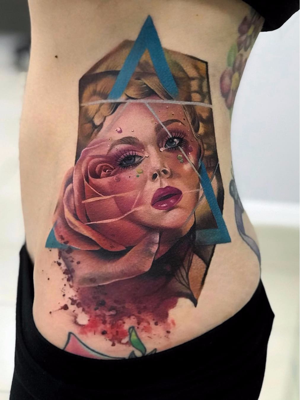 Por Freddie Albrighton #FreddieAlbrighton #gringo #colorido #colorful #realismo #realism #realismocolorido #flor #flower #woman #mulher #watercolor #aquarela #triangle #triangulo #rosa #rose