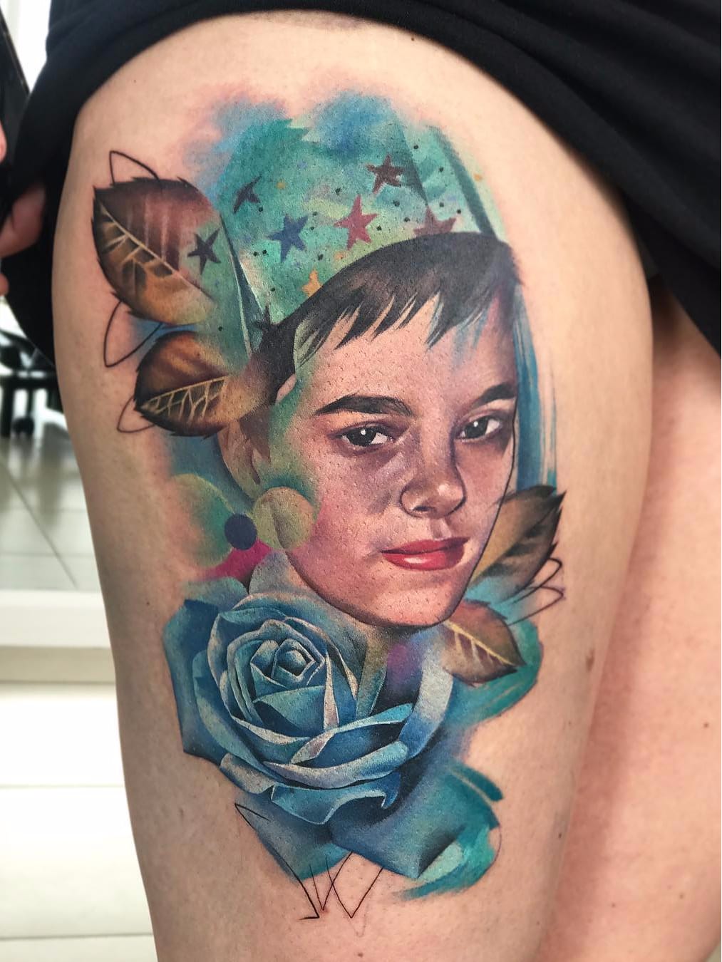 Por Freddie Albrighton #FreddieAlbrighton #gringo #colorido #colorful #realismo #realism #realismocolorido #menino #garoto #boy #rose #rosa #flower #flor #watercolor #aquarela #abstract #abstrato #folha #leaf