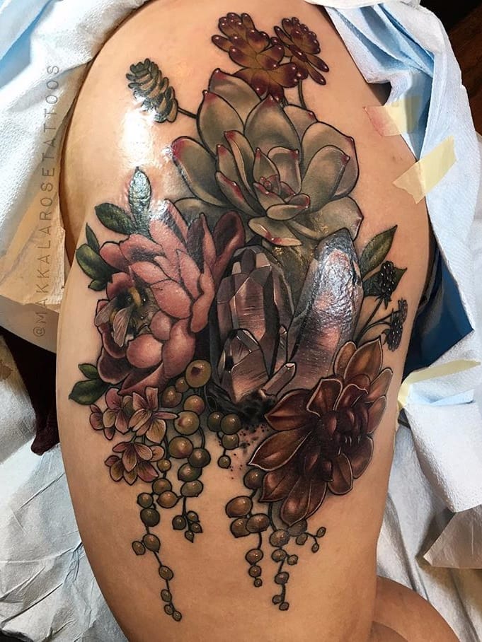 Cristais e flores #MakkalaRose #gringa #neotraditional #colorido #colorful #cristal #crystal #flor #flower #folha #leaf #fruit #fruta #nature #natureza #botanica #botanical #abelha #bee