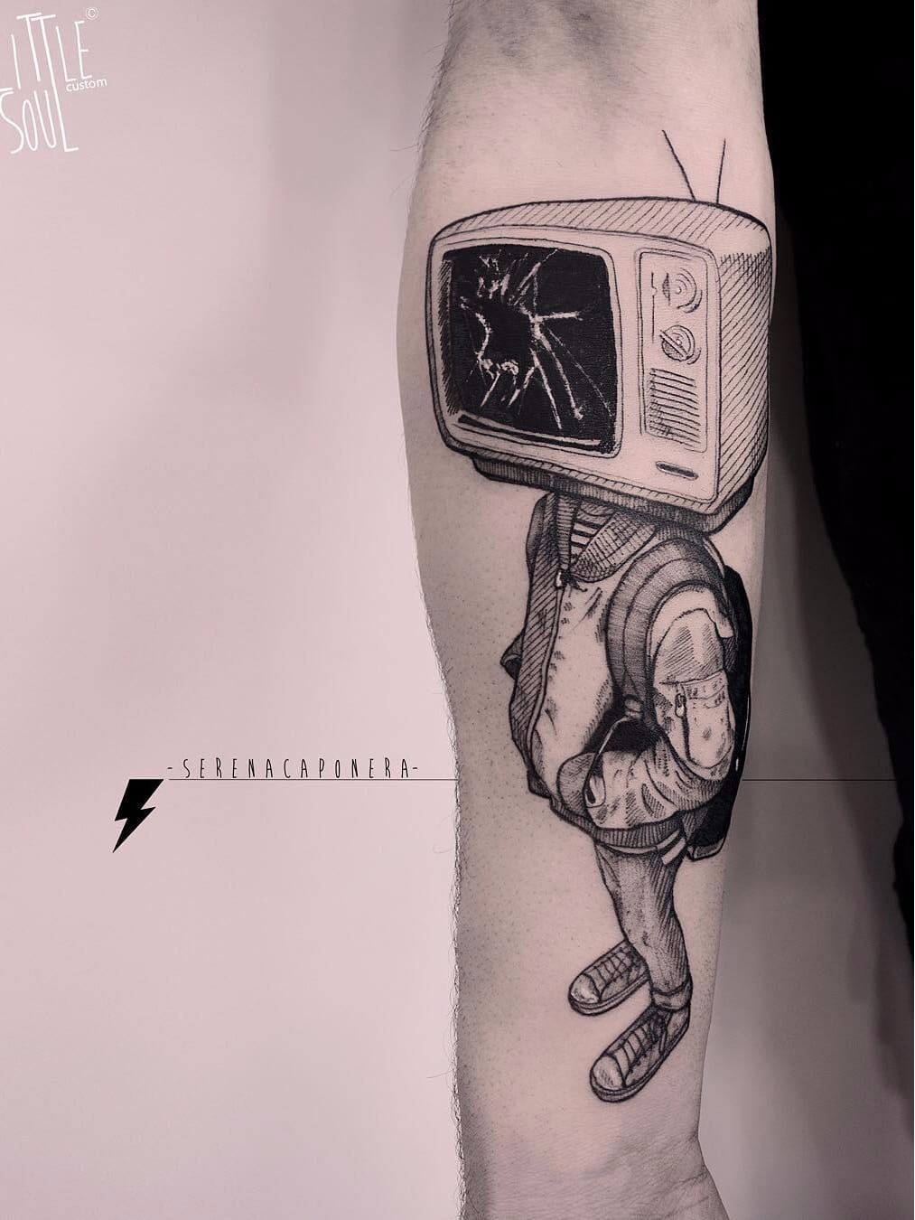 Viciado em TV? #SerenaCaponera #gringa #blackwork #grafico #graphic #vintage #boy #garoto #tv #television #colagem #collage