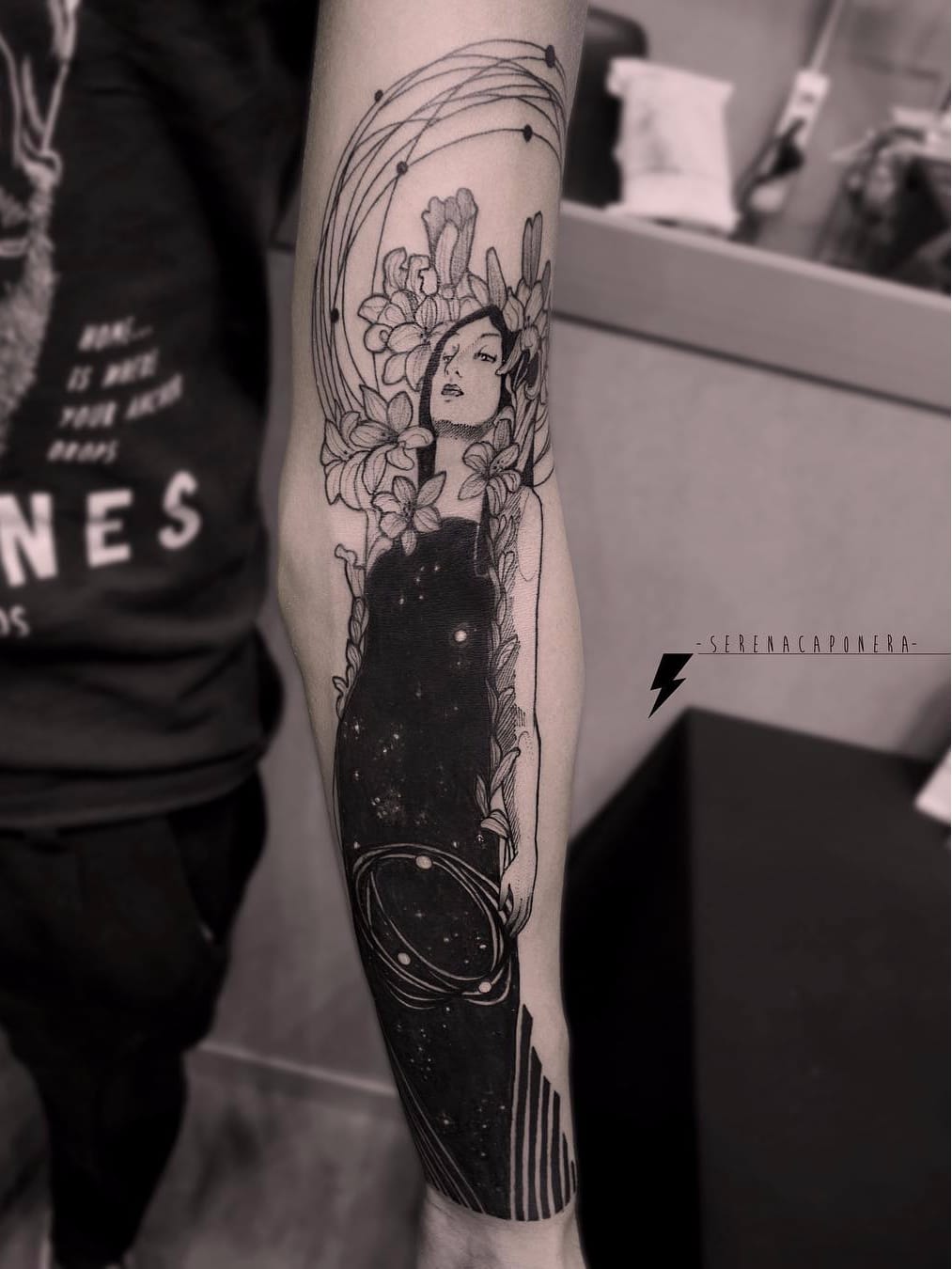 Miss Universo #SerenaCaponera #gringa #blackwork #grafico #graphic #vintage #woman #mulher #galaxy #galaxia #universo #universe #star #estrela #flor #flower