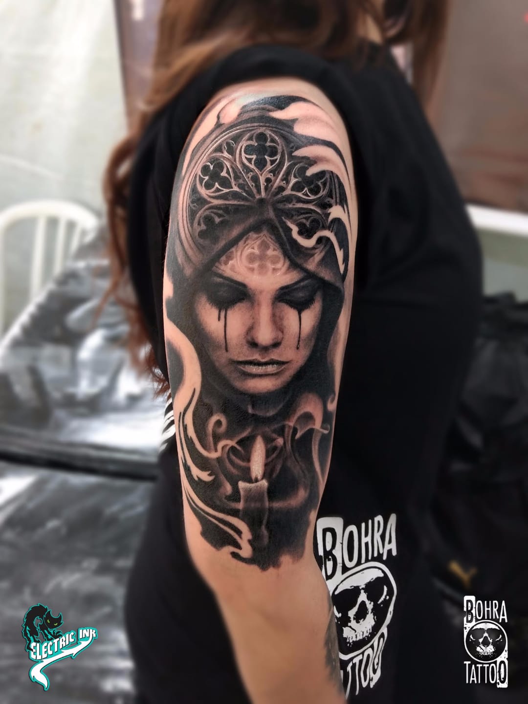 Bela dama #JandersonBolzan #Bohra #brasil #brazil #brazilianartist #tatuadoresdobrasil #realismo #realism #pretoecinza #blackandgrey #woman #mulher #vela #candle