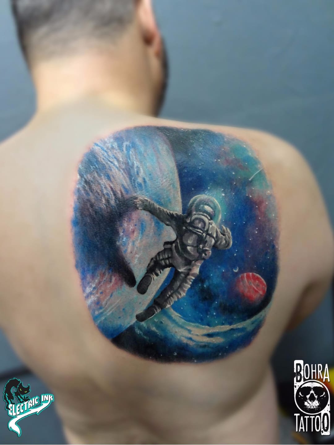 No mundo da Lua #JandersonBolzan #Bohra #brasil #brazil #brazilianartist #tatuadoresdobrasil #realismo #realism #astronauta #astronaut #colorido #colorful #galaxy #galaxia #planeta #planet #universo #universe