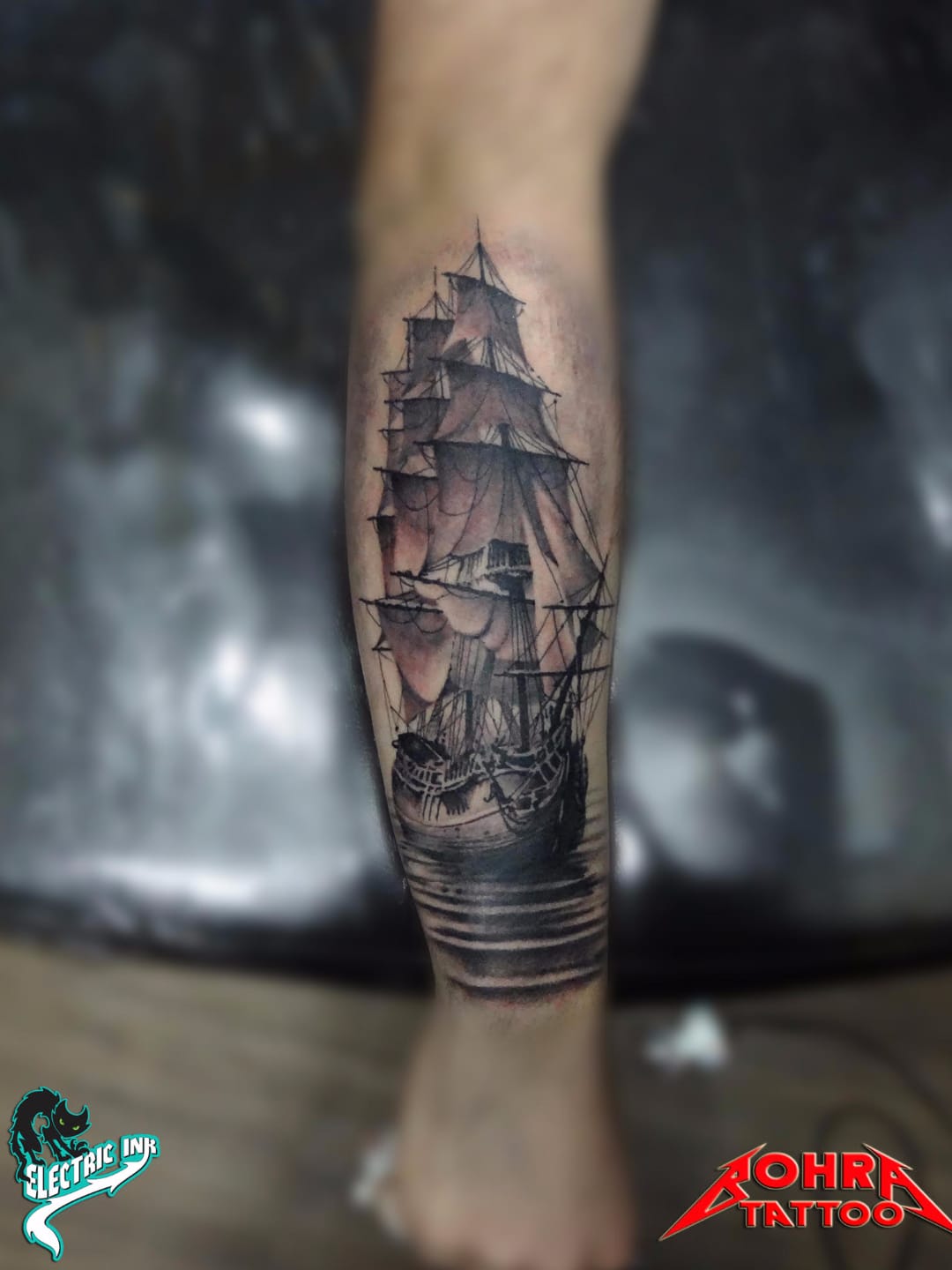 Tragam-me o horizonte! #JandersonBolzan #Bohra #brasil #brazil #brazilianartist #tatuadoresdobrasil #realismo #realism #barco #navio #ship #mar #ocean #sea #pretoecinza #blackandgrey