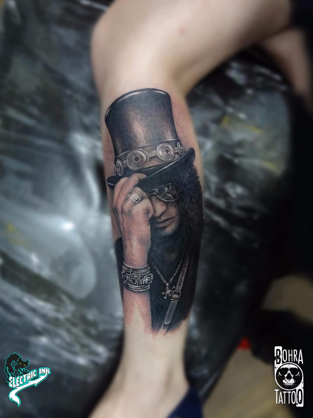 Slash, a lenda #JandersonBolzan #Bohra #brasil #brazil #brazilianartist #tatuadoresdobrasil #realismo #realism #slash #musica #music #homem #man #pretoecinza #blackandgrey #GunsNRoses #rock #chapeu #hat
