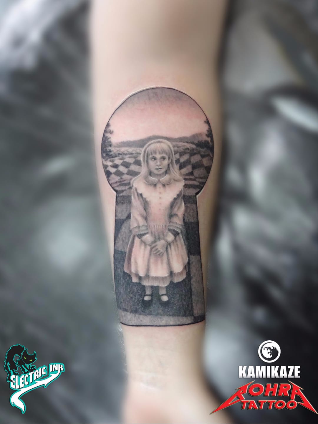 Alice ainda no País das Maravilhas #JandersonBolzan #Bohra #brasil #brazil #brazilianartist #tatuadoresdobrasil #realismo #realism #aliceinwonderland #alicenopaisdasmaravilhas #pretoecinza #blackandgrey #girl #menina