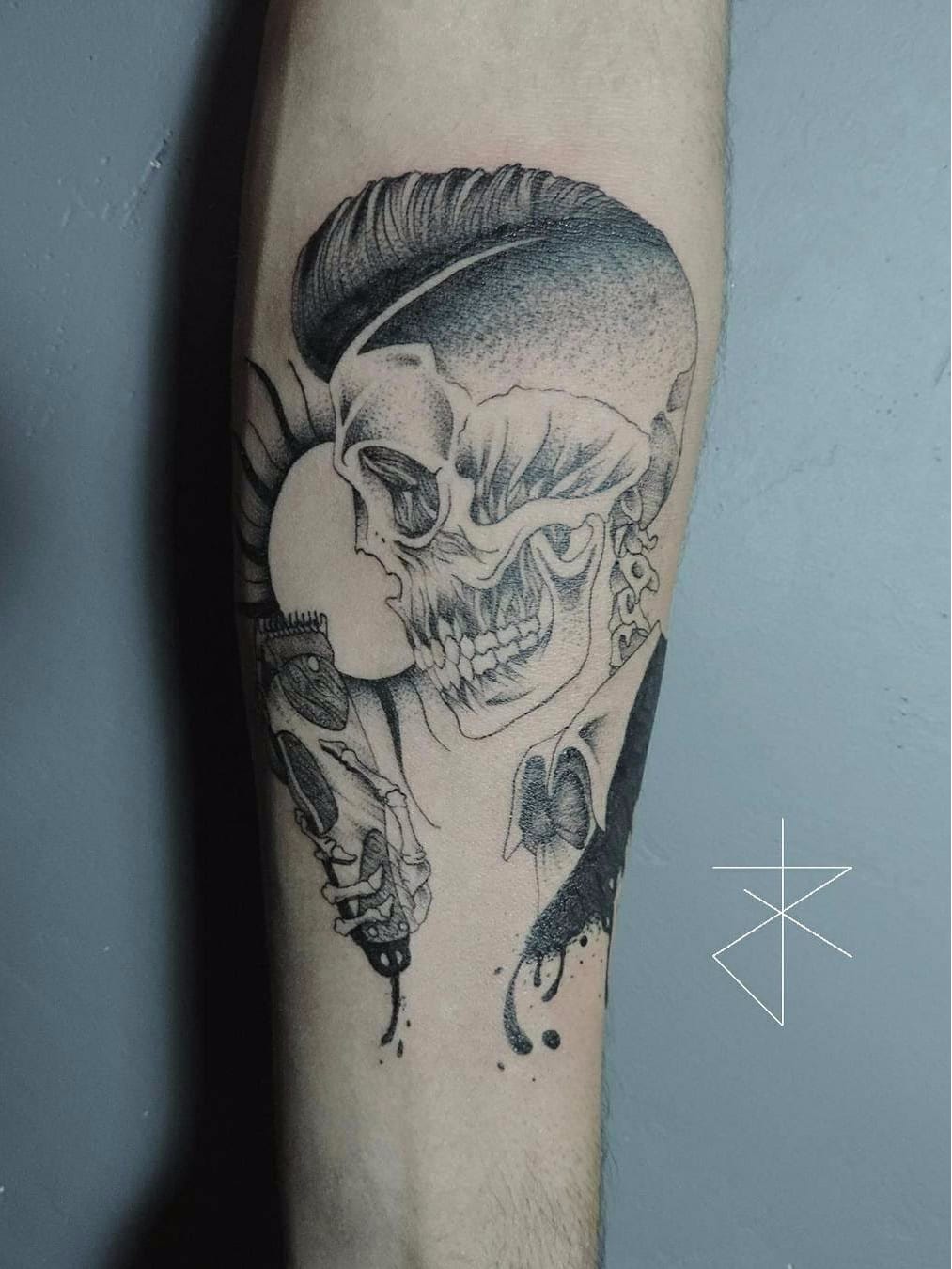 #JoaoCarvalho #JoaoRabiscado #brasil #brazil #brazilianartist #tatuadoresdobrasil #blackwork #skull #caveira #cranio #hipster #maquina #hairclipper #pontilhismo #dotwork