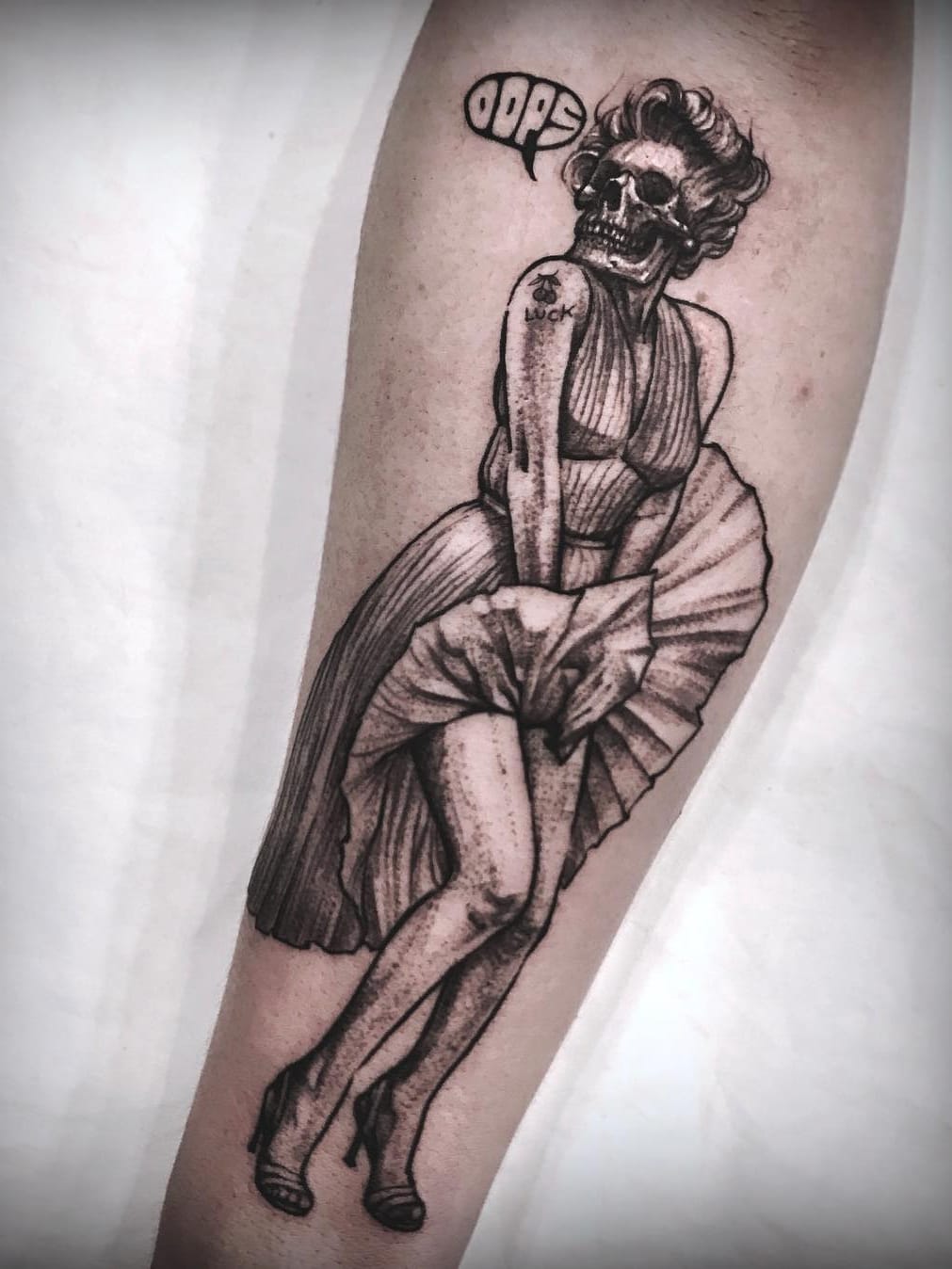 #Varo #VaroTattooer #gringo #blackw #pontilhismo #dotwork #marilynmonroe #skull #caveira #cranio #woman #mulher