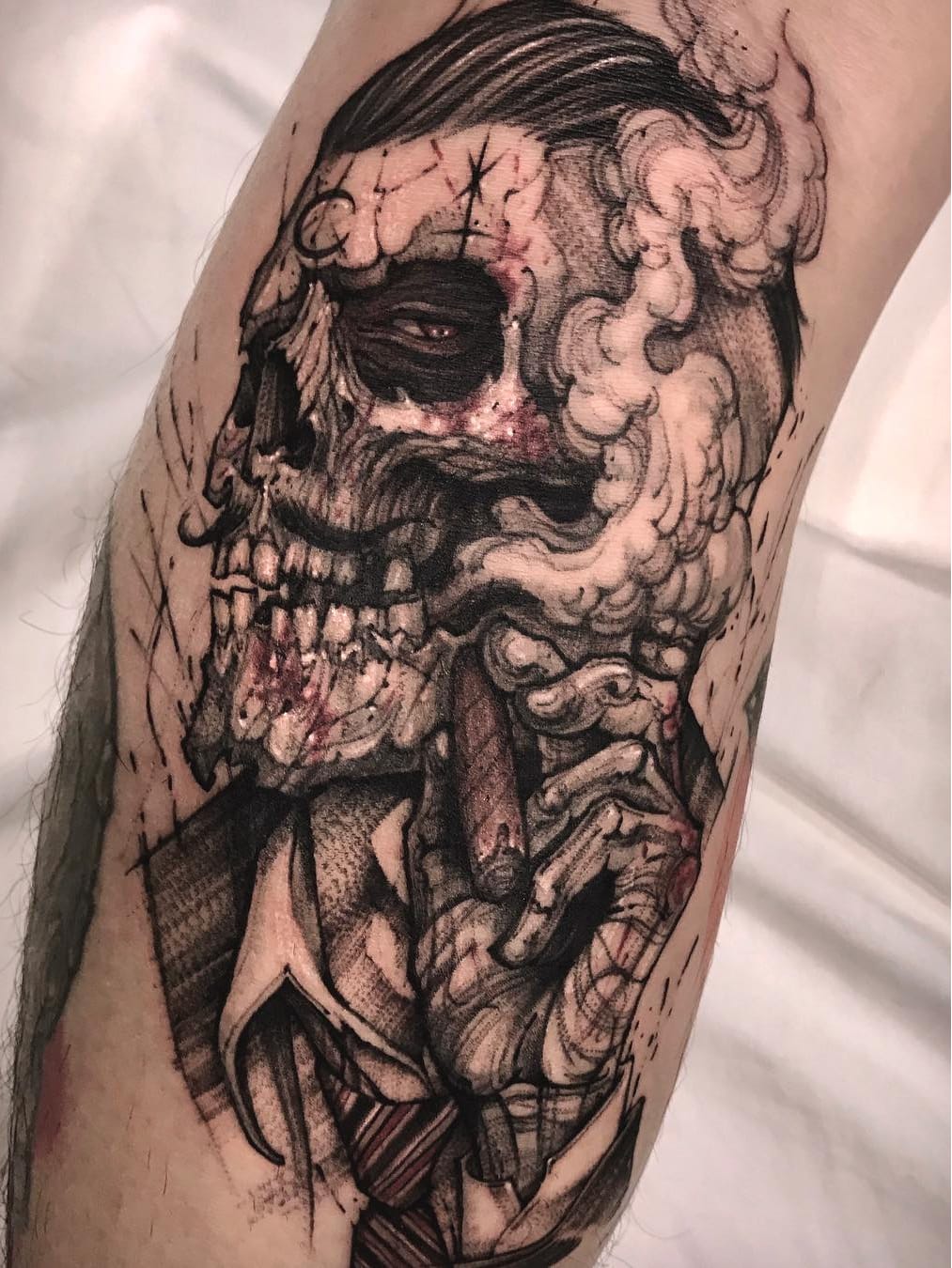 #Varo #VaroTattooer #gringo #pontilhismo #dotwork #homem #man #skull #caveira #charuto #cigar #neotraditional #sketchstyle #gravata #tie