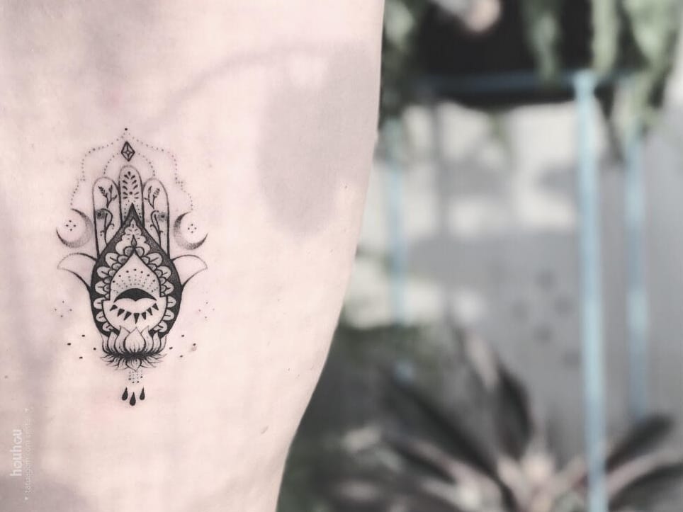 #VerônicaAlves #brasil #brazil #brazilianartist #TatuadorasDoBrasil #handpoke #blackwork #pontilhismo #dotwork #fineline #hamsa #mao #hand #maodefatima #lua #moon