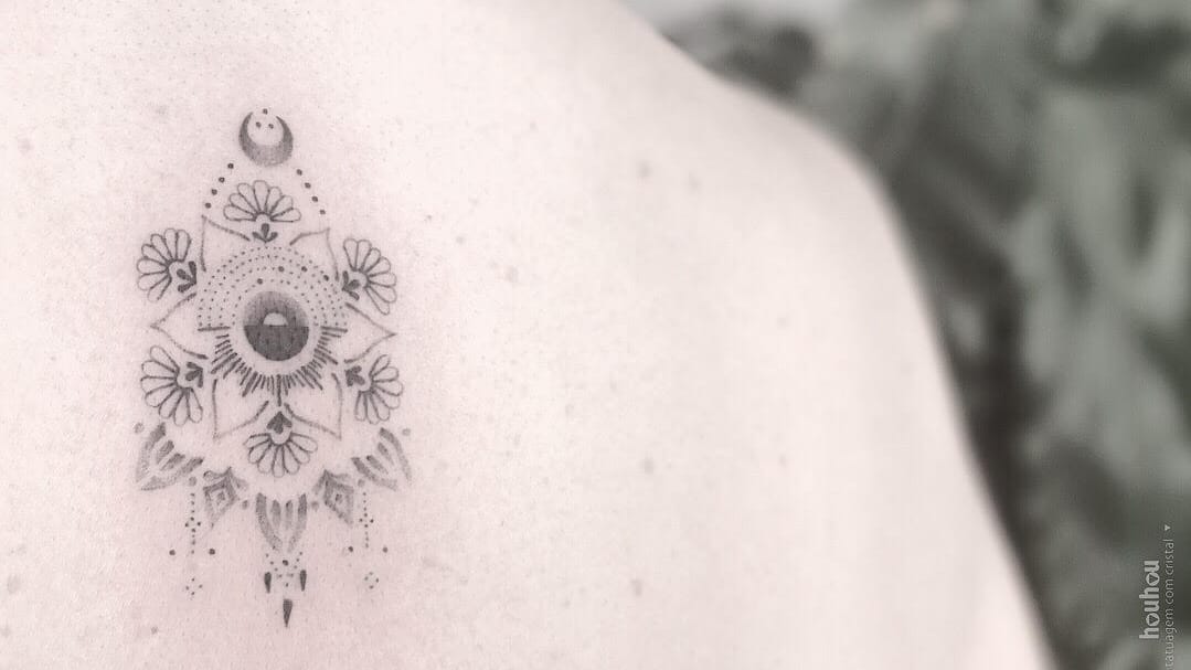 #VerônicaAlves #brasil #brazil #brazilianartist #TatuadorasDoBrasil #handpoke #blackwork #pontilhismo #dotwork #fineline #flor #flower #lua #moon