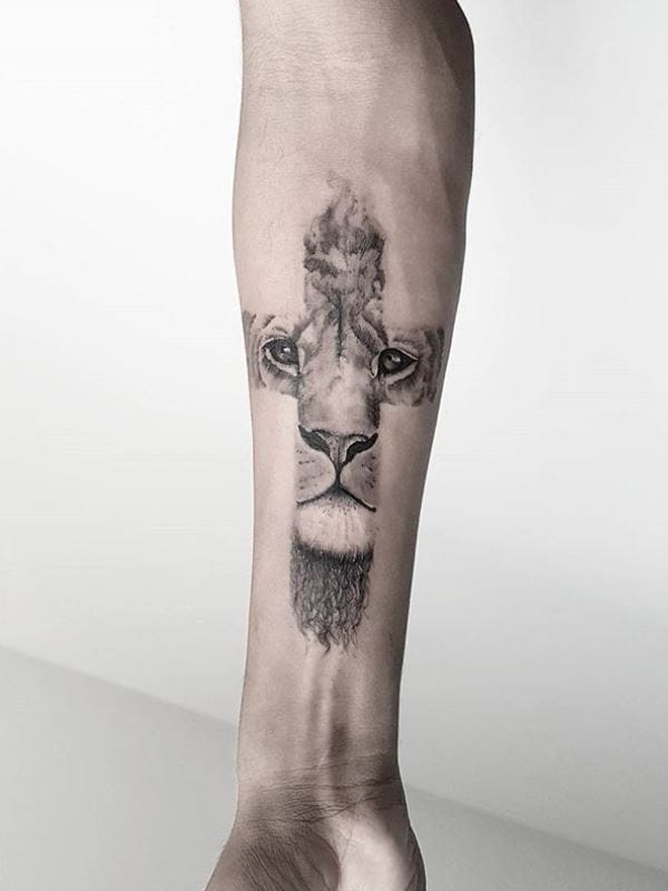 #ViniciusScalfone #brasil #brazil #brazilianartist #tatuadoresdobrasil #blacwork #leao #lion #cruz #cross