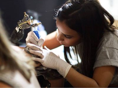 Dia de tatuar com a rainha dos traços finos e da mão delicada