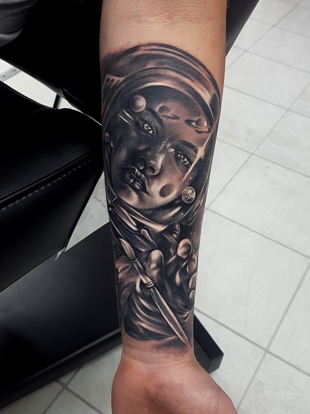#MarekHaras #gringo #realismo #realism #pretoecinza #blackandgrey #woman #mulher #pincel #brush #astronaut #astronauta #planeta #planet