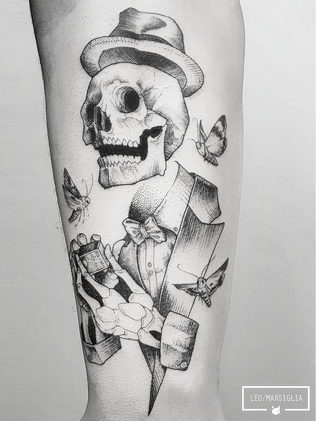 #LeoMarsiglia #brasil #brazil #brazilianartist #tatuadoresdobrasil #blackwork #fineline #pontilhismo #dotwork #caveira #skull #mariposa #moth #inseto #bug #chapeu #hat