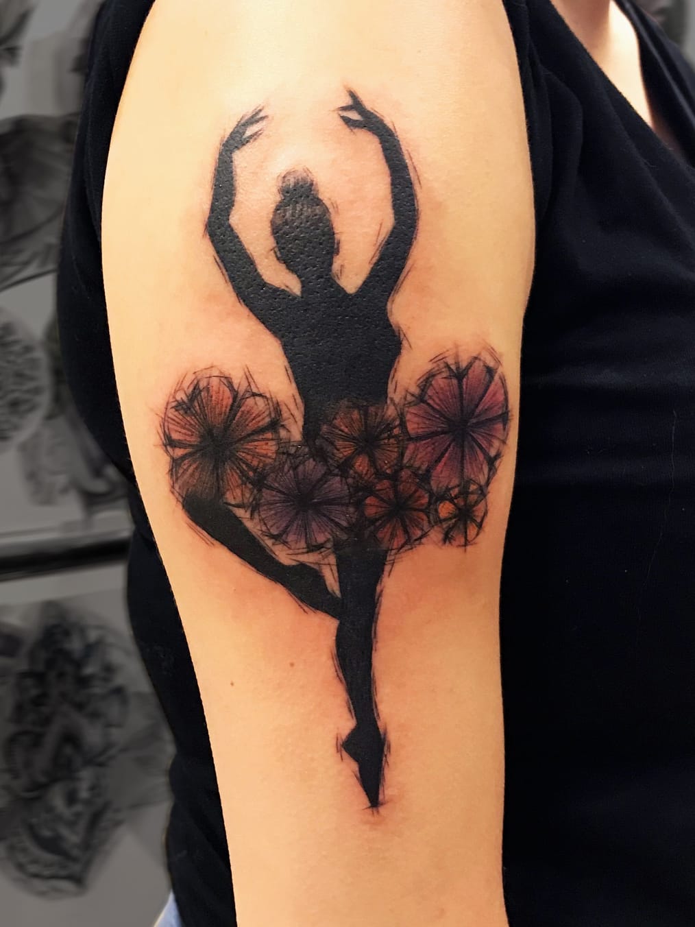 #PomałuTattoo #balé #ballet #dance #dança #ballettattoo #bailarina #balerina #flor #flower #fullblack #woman #mulher #sketch