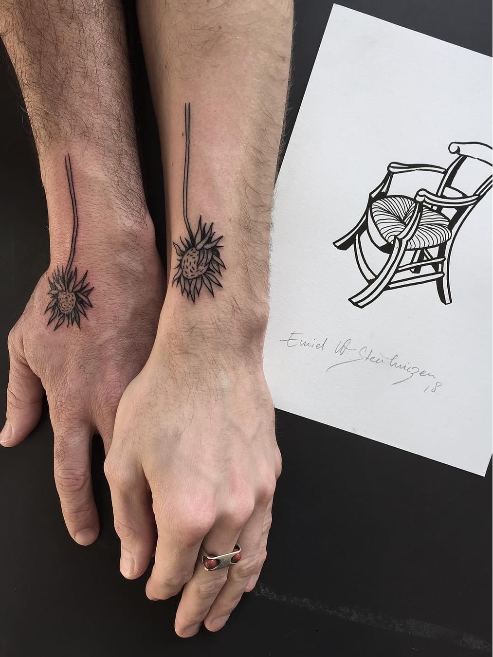 #EmielSteenhuizen #VincentVanGogh #VanGogh #arte #art #blackwork #flor #flower #girassol #sunflower #coupletattoo #tattoodecasal #matchtattoo