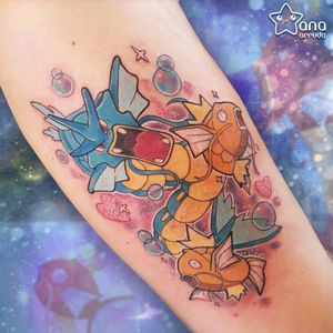 #AnaBoueri #tatuadorasdobrasil #nerd #geek #pop #anime #pokemon #gyarados #magikarp #colorido #colorful #glitter