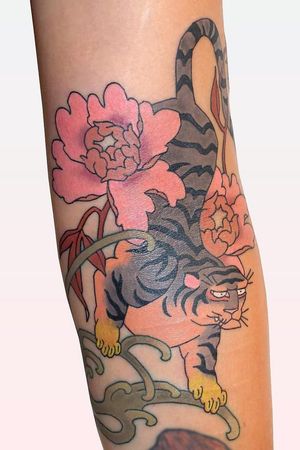 Tattoo by Brindi #Brindi #color #Japanese #traditional #newschool #mashup #color #tiger #stripes #peony #flowers #waves #leaves #nature #cat