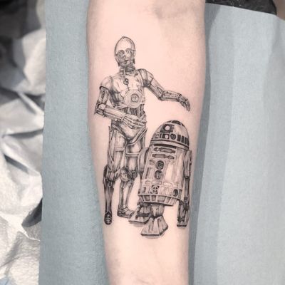 Star Wars tattoo by Natasha Hanna Scott #NatashaHannaScott #StarWarstattoos #StarWarstattoo #StarWars #GeorgeLucas #movietattoo #filmtattoo #space #galaxy #scifi #r2d2 #c3po